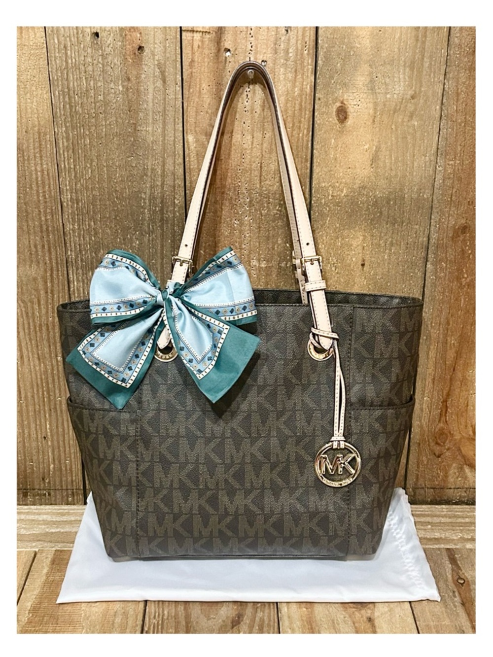 Michael Kors. 4 Piece: Jet Set Tote with Free Matching Wallet, Scarf & Dust Bag. - Picture 8 of 16